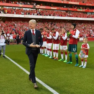 Arsene Wenger's Emotional Farewell: A Guard of Honor from Arsenal Players and Fans (2017-18) Arsene Wenger's Emotional Farewell: A Guard of Honor from Arsenal Players and Fans (2017-18)