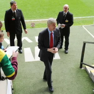 Arsene Wenger's Intense Pre-Match Focus (2013-14) at Norwich City