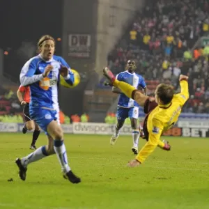 Arshavin Stuns Wigan: First Arsenal Goal with Brilliant Shot Past Ronnie Stam
