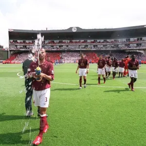 Ashley Cole (Arsenal) straps water before the match