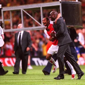 Ashley Cole and Sol Campbell (Arsenal) celebrate at the end of the match