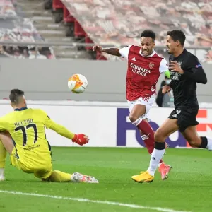 Aubameyang Scores: Arsenal Tops Benfica in Europa League Clash Aubameyang Scores: Arsenal Tops Benfica in Europa League Clash