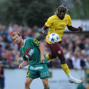 Bacary Sagna (Arsenal) Bauer (Neusiedl). SC Neusiedl 0: 4 Arsenal, Sportzentrum Neusiedl Bacary Sagna (Arsenal) Bauer (Neusiedl). SC Neusiedl 0: 4 Arsenal, Sportzentrum Neusiedl