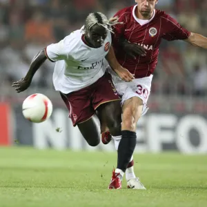 Bacary Sagna (Arsenal) Marek Kulic (Sparta Prague)