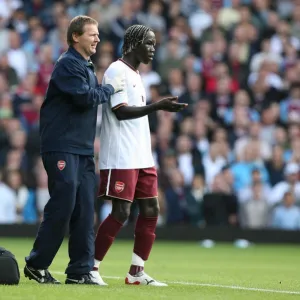 Bacary Sagna (Arsenal) with physio Gary Lewin