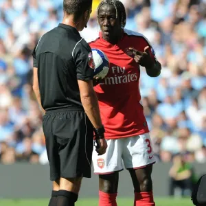 Bacary Sagna (Arsenal) talks with referee Mark Clattenburg Bacary Sagna (Arsenal) talks with referee Mark Clattenburg