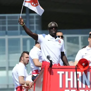 Bacary Sagna on the Arsenal Trophy Parade. Islington, 18 / 5 / 14. Credit : Arsenal Football Bacary Sagna on the Arsenal Trophy Parade. Islington, 18 / 5 / 14. Credit : Arsenal Football