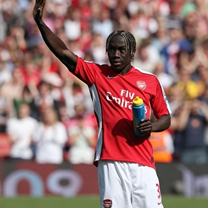 Bacary Sagna (Arsenal) waves to his family before the match