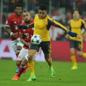 Battle of the Midfield Titans: Sanchez vs. Vidal - Arsenal vs. Bayern Munich, UEFA Champions League (2016-17) Battle of the Midfield Titans: Sanchez vs. Vidal - Arsenal vs. Bayern Munich, UEFA Champions League (2016-17)