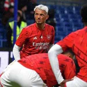 Ben White's Intense Pre-Match Focus: Arsenal vs. Chelsea at Stamford Bridge (2023-24)