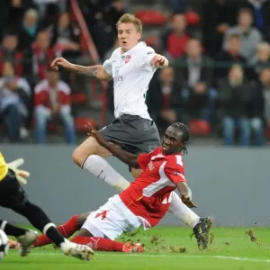Bendtner Scores the Game-Winning Goal: Arsenal Triumphs 3-2 over Standard Liege in Champions League Bendtner Scores the Game-Winning Goal: Arsenal Triumphs 3-2 over Standard Liege in Champions League