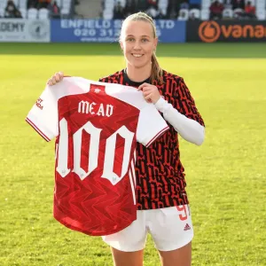 Beth Mead Celebrates 100th Appearance for Arsenal with Team
