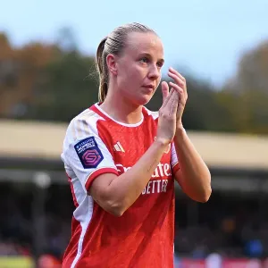 Beth Mead's Emotional Farewell: A Heartfelt Moment as She Substitutes Off in Arsenal's Match Against Brighton & Hove Albion (2023-24)