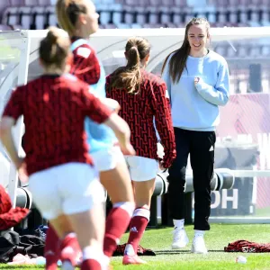 BOREHAMWOOD, ENGLAND - APRIL 25: Lisa Evans of Arsenal before the Barclays FA Womens Super League match between Arsenal BOREHAMWOOD, ENGLAND - APRIL 25: Lisa Evans of Arsenal before the Barclays FA Womens Super League match between Arsenal