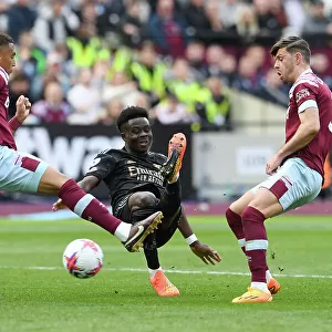 Bukayo Saka Takes Shot Amid Pressure from West Ham's Kehrer and Cresswell - Arsenal vs West Ham, Premier League 2022-23