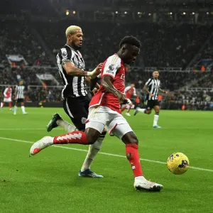 Bukayo Saka vs Joelinton: Intense Battle at St. James Park - Arsenal vs Newcastle United, Premier League 2023-24