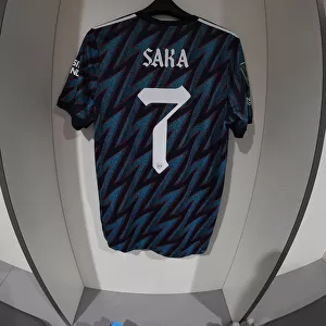 Bukayo Saka's Hanging Shirt in Arsenal Changing Room Before Liverpool Showdown - Carabao Cup Semi-Final