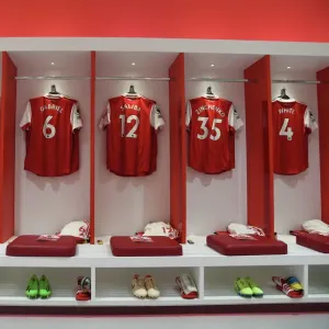The Calm Before the Storm: Arsenal FC's Unity Before the Arsenal vs. Tottenham Hotspur Clash, 2022-23
