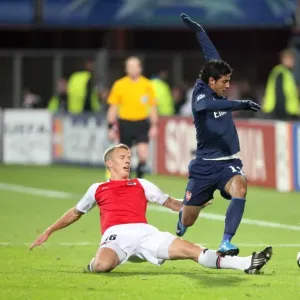 Carlos Vela (Arsenal) Pontus Wernbloom (AZ Alkmaar) Carlos Vela (Arsenal) Pontus Wernbloom (AZ Alkmaar)