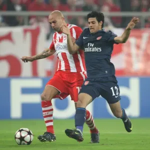 Carlos Vela (Arsenal) Raul Bravo (Olympiacos). Olympiacos 1: 0 Arsenal, UEFA Champions League