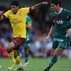 Carlos Vela (Arsenal) Seywerth (Neusiedl). SC Neusiedl 0: 4 Arsenal, Sportzentrum Neusiedl Carlos Vela (Arsenal) Seywerth (Neusiedl). SC Neusiedl 0: 4 Arsenal, Sportzentrum Neusiedl