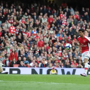 Carlos Vela chips the ball over Fulham goalkeeper Mark Schwarzer to score the 4th Arsenal goal Carlos Vela chips the ball over Fulham goalkeeper Mark Schwarzer to score the 4th Arsenal goal