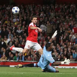 Cesc Fabregas (Arsenal) Felipe (Braga). Arsenal 6: 0 SC Braga. UEFA Champions League Cesc Fabregas (Arsenal) Felipe (Braga). Arsenal 6: 0 SC Braga. UEFA Champions League