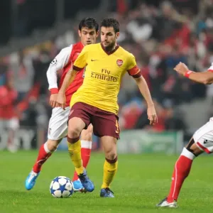 Cesc Fabregas (Arsenal) Leandro Salino (Braga). SC Braga 2: 0 Arsenal, UEFA Champions League Cesc Fabregas (Arsenal) Leandro Salino (Braga). SC Braga 2: 0 Arsenal, UEFA Champions League