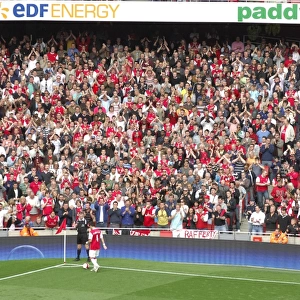 Cesc Fabregas (Arsenal) prepares to take a corner