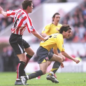 Cesc Fabregas beats Daryl Murphy to shoot past Sunderland goalkeeper Kelvin Davis to score the 2nd A