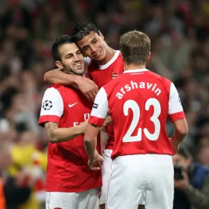 Cesc Fabregas feiert das Tor für Arsenal und seinen ersten Treffer mit Marouane Chamakh. Cesc Fabregas feiert das Tor für Arsenal und seinen ersten Treffer mit Marouane Chamakh.