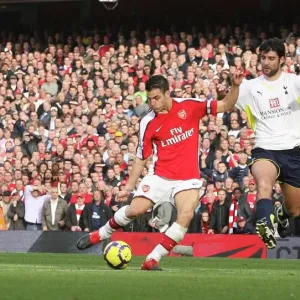 Cesc Fàbregas tira al gol de la portería del Tottenham, pasando a Heurelho