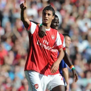 Chamakh und Eboue feiern mit dem unbesiegbarsten Doppelspiel von Arsenal einen Sieg gegen Blackburn Rovers mit 4:1 Chamakh und Eboue feiern mit dem unbesiegbarsten Doppelspiel von Arsenal einen Sieg gegen Blackburn Rovers mit 4:1