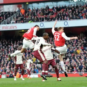 Chamakh's Thwarted Header: Arsenal vs Sunderland, 0-0