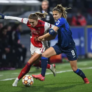 Champions League Clash: Vivianne Miedema Faces Off Against Hoffenheim's Katharina Naschenweng Champions League Clash: Vivianne Miedema Faces Off Against Hoffenheim's Katharina Naschenweng
