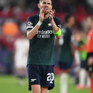 Champions League Group B: Jorginho's Clap for Arsenal Fans in Sevilla Champions League Group B: Jorginho's Clap for Arsenal Fans in Sevilla