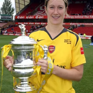 Ciara Grant (Arsenal) con la Coppa dell'FA Ciara Grant (Arsenal) con la Coppa dell'FA