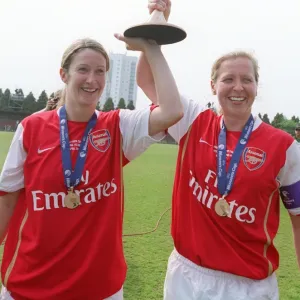 Ciara Grant and Jayne Ludlow (Arsenal) with the European Trophy