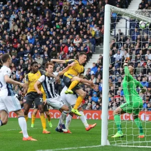 Danny Welbeck's Header Hits the Crossbar: West Bromwich Albion vs. Arsenal, Premier League (2016-17)