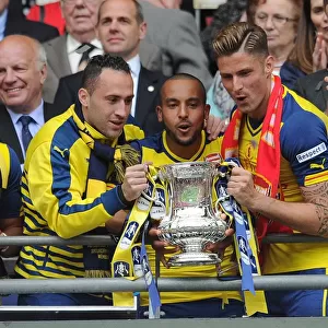 David Ospina, Theo Walcott and Olivier Giroud (Arsenal) lift the FA Cup after the match