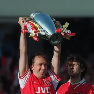 David Platt (Arsenal) lifts the Premiership Trophy. Arsenal v Everton