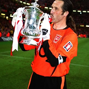 David Seaman kisses the FA Cup. Arsenal 1: 0 Southampton. The F