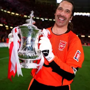 David Seaman Lifts the FA Cup: Arsenal's Victory over Southampton (17/5/03) David Seaman Lifts the FA Cup: Arsenal's Victory over Southampton (17/5/03)
