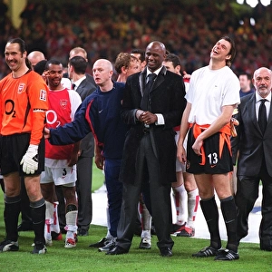 The David Seaman and Patrick Vieira and the rest of Arsenal players wait to receives the trophy