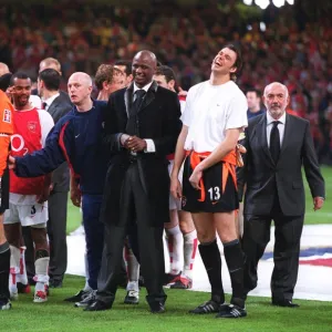 The David Seaman and Patrick Vieira and the rest of Arsenal players wait to receives the trophy