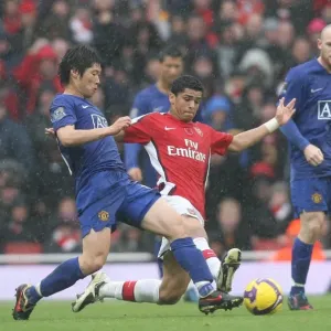 Denilson (Arsenal) and Ji Sung Park (Manchester United) Print