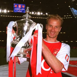 Dennis Bergkamp (Arsenal) with the FA Cup Trophy. Arsenal 1: 0 Southampton