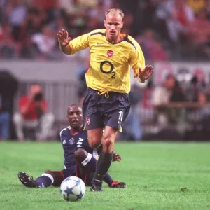 Dennis Bergkamp (Arsenal) Hatem Trabelsi (Ajax). Ajax 0: 1 Arsenal