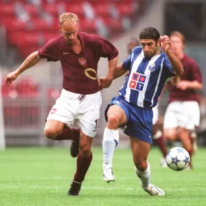 Dennis Bergkamp (Arsenal) Sonkaya (Porto). Arsenal 2: 1 Porto