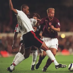 Dennis Bergkamp (Arsenal) Zat Knight (Fulham). Arsenal 4: 1 Fulham